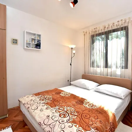 Elena Apartmán